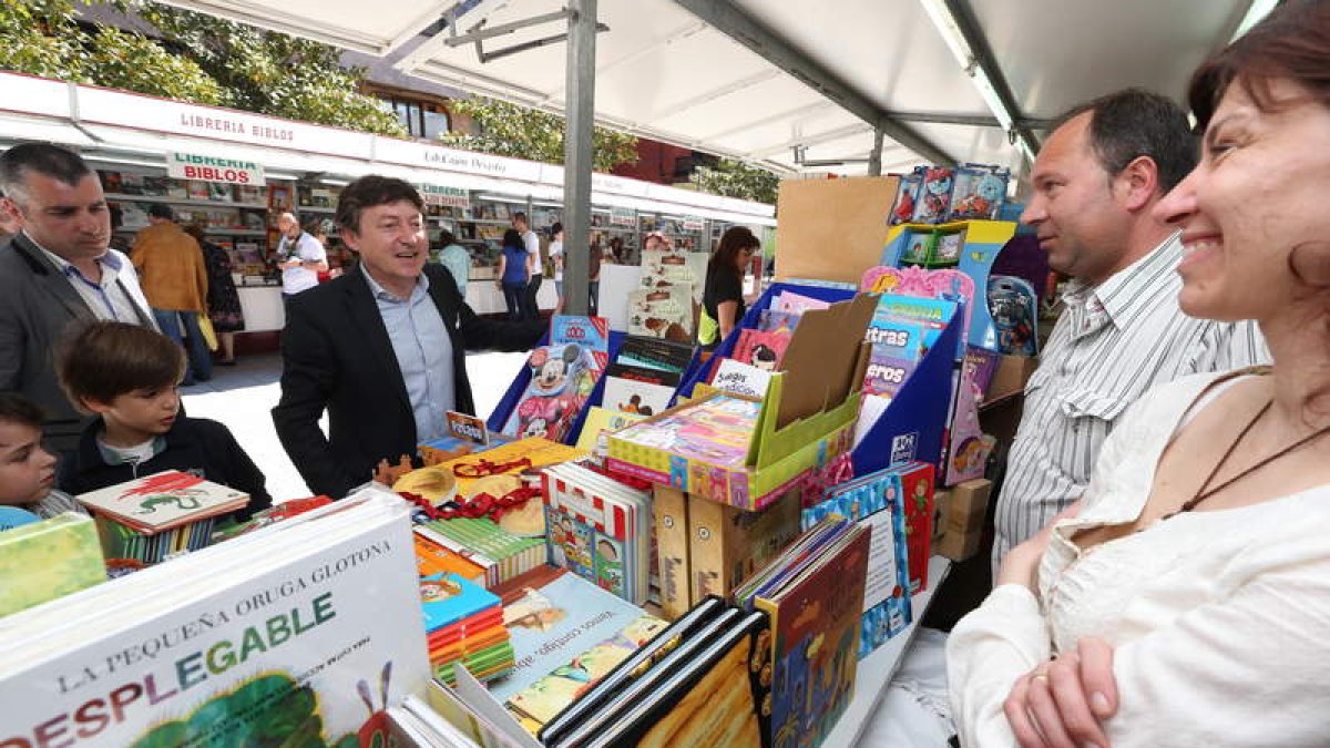 El alcalde de Ponferrada y el edil de Cultura conversan con dos de los libreros de la feria.