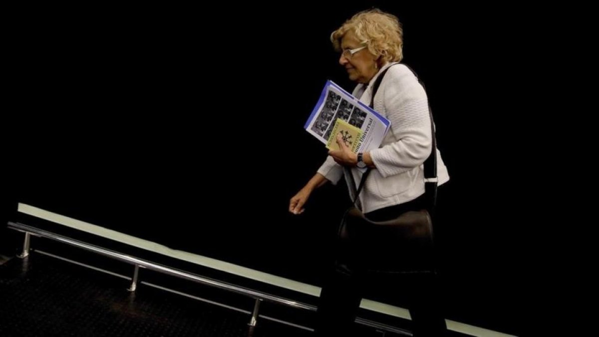 Manuela Carmena llega al Foro por la Paz, en Madrid.