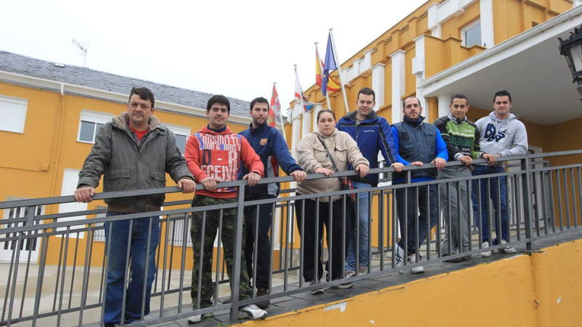 Grupo de jóvenes parados de Arganza, la franja de edad más azotada por la falta de empleo.