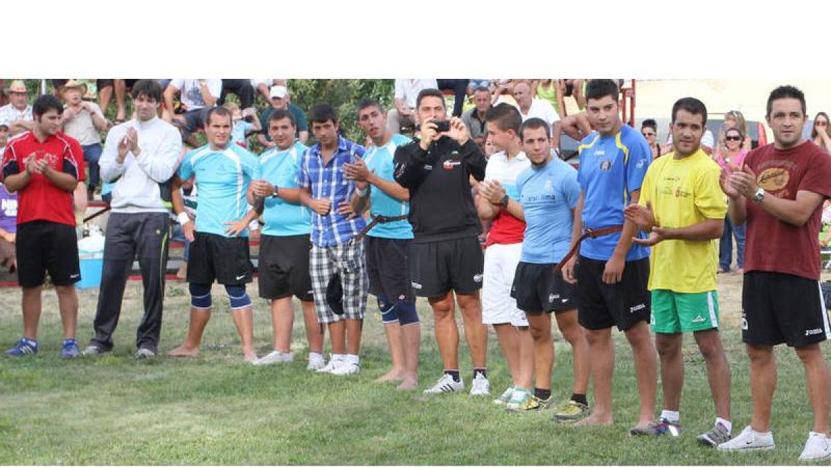 Una treintena de luchadoras y luchadores de la competición sénior, más algunos del local Club San Pelayo que no olvidaron cintos, ofrecieron una fiesta de lucha .
