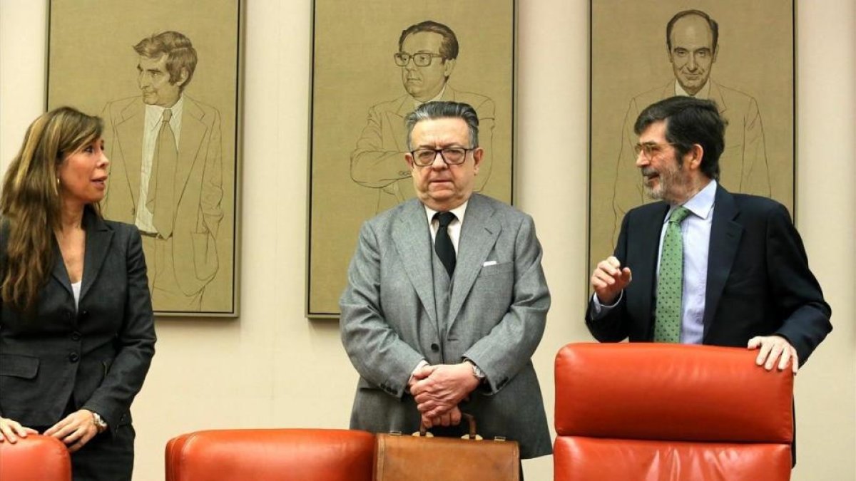 Miguel Herrero y Rodríguez de Miñón (en el centro), en la comisión de estudio sobre el modelo de Estado, en el Congreso.