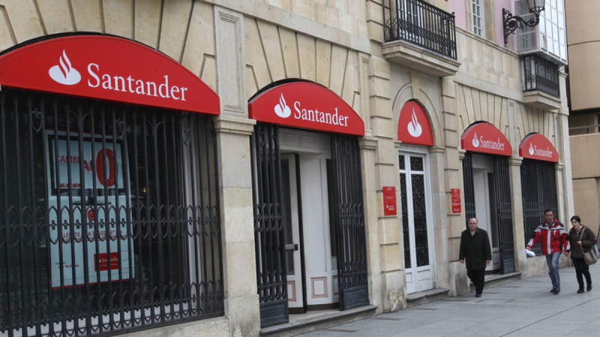 Sucursal del Banco de Santander en la calle Ordoño II de la capital.