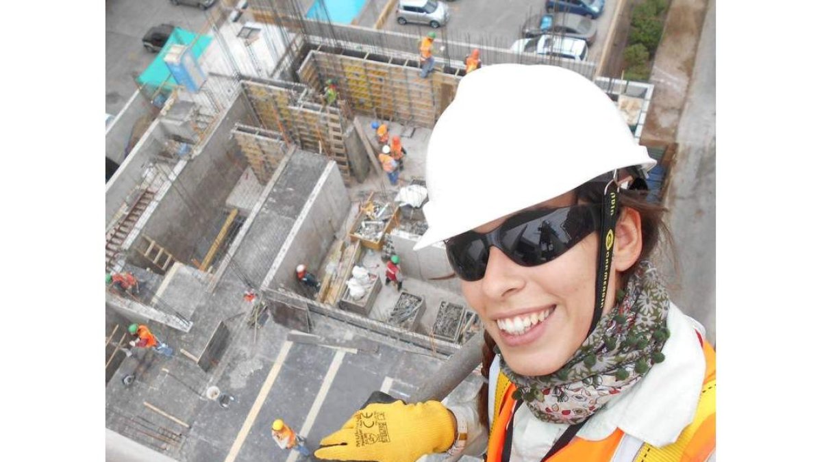 Tras un año, Alejandra está encantada con su empleo.