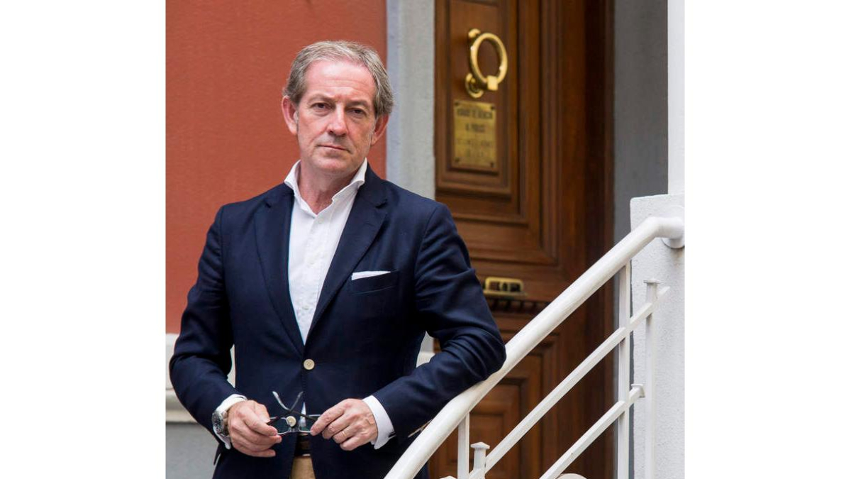 Javier Vega, ayer ante la sede de la Cámara de Comercio, al estrenar la presidencia. F, OTERO PERANDONES
