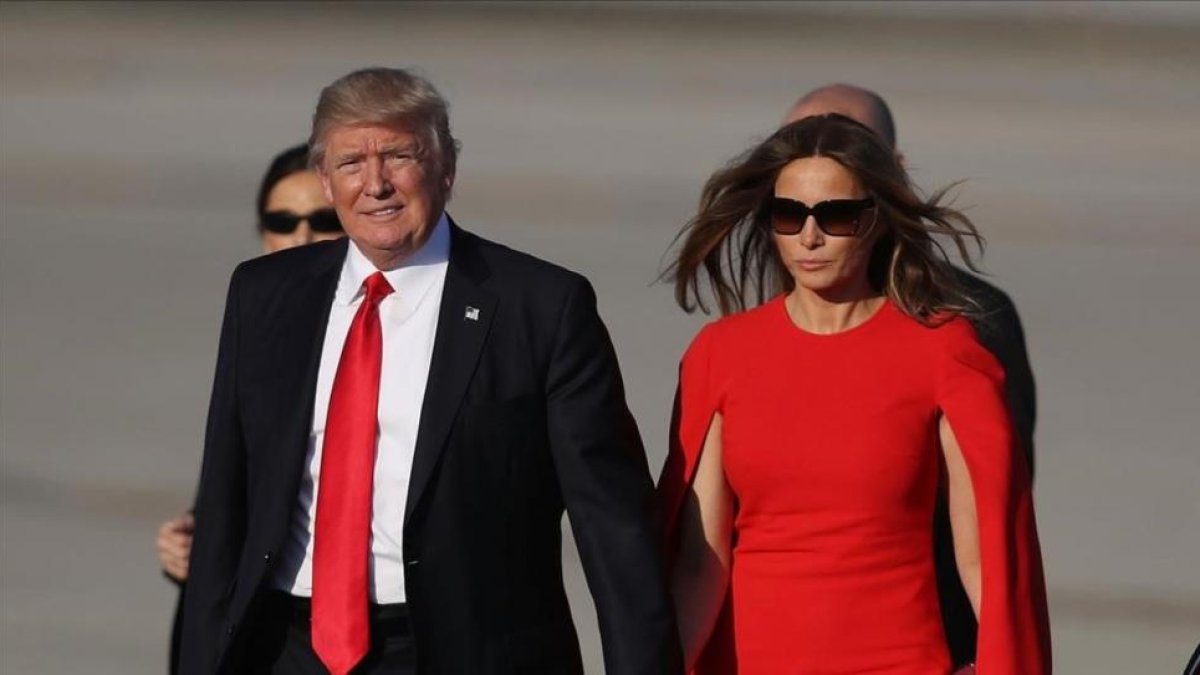 Donald Trump y su esposa Melania tras aterrizar en el aeropuerto de Palm Beach.