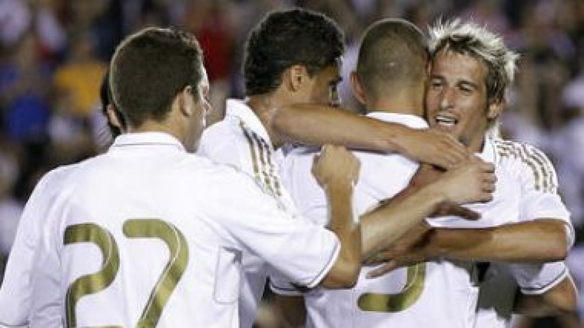 Benzema recibe la felicitación de sus compañeros Coentr£o, designado mejor del partido, y Varane dur