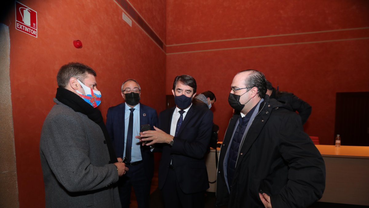 El consejero Juan Carlos Suárez-Quiñones, con el alcalde Olegario Ramón, y los portavoces de PP y CB, Morala y Alonso. ANA F. BARREDO
