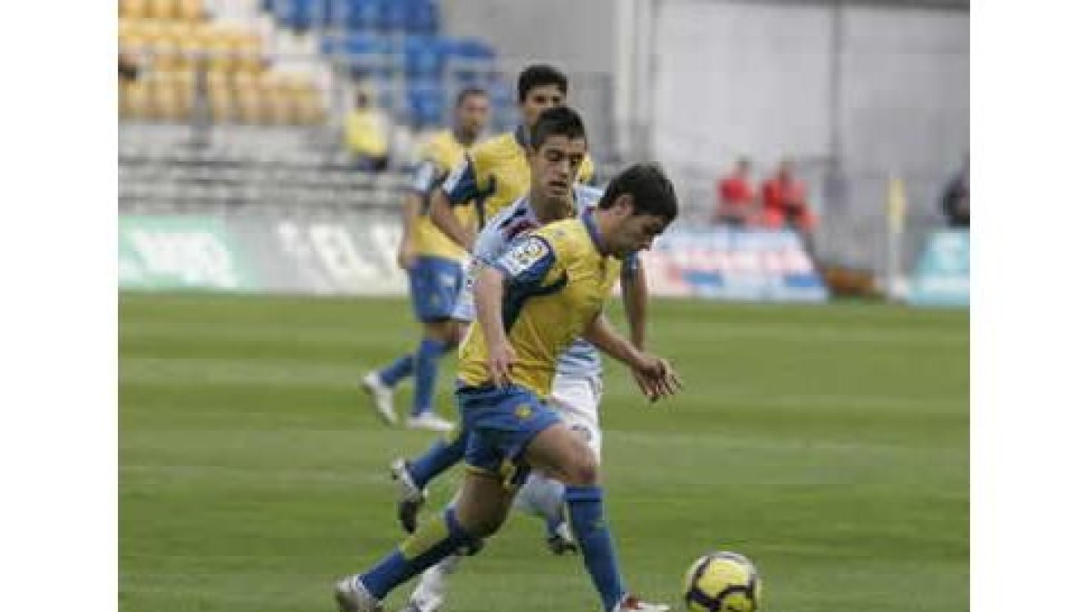 Cristian intenta irse de un contrario en un partido ante el Celta en Carranza