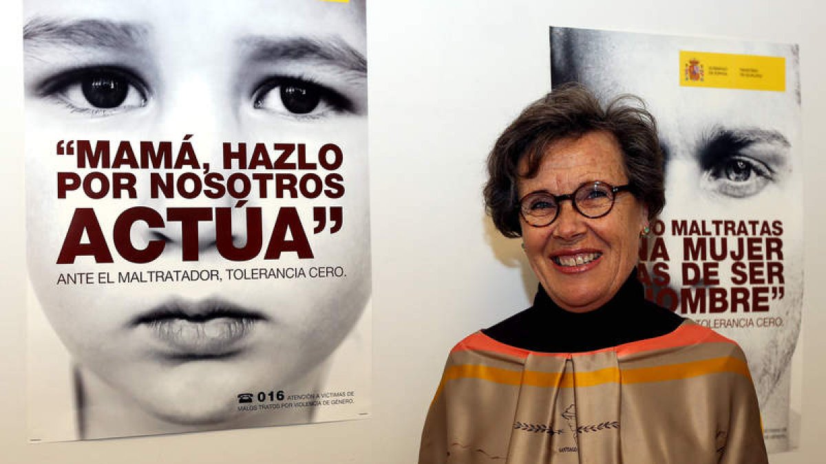 Lourdes Núñez Celada, voluntaria de Adavas, con los carteles oficiales de sensibilización contra la violencia de género.