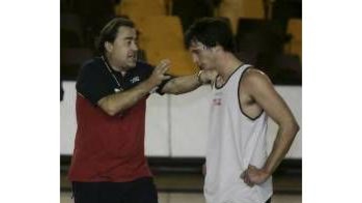 Gustavo Aranzana y el base Fran Baquer, durante un entrenamiento