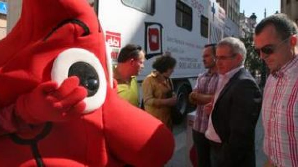 Juan Elicio Fierro y Luis Antonio Moreno con la gota de sangre de la hermandad, ayer en la plaza Fer