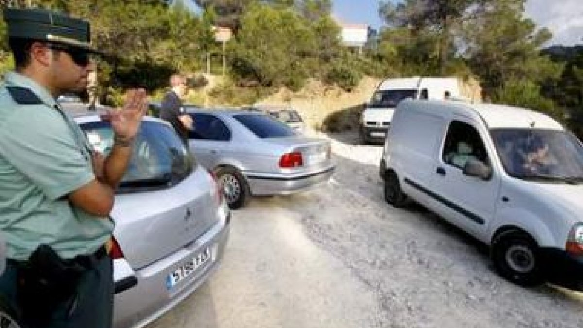 El zulo fue encontrado por un excursionista, quien relató que en el bidón había paquetes con el anag