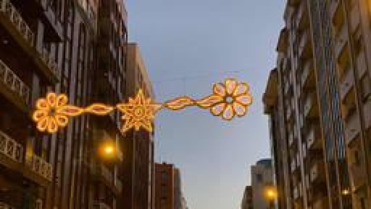 Iluminación navideña en una calle de León.