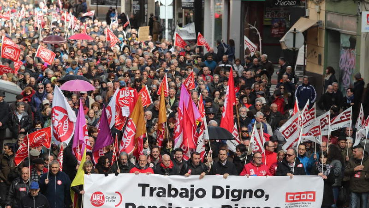 La manifestación fue masiva pese a la jornada de frío de nieve y lluvia. ANA F. BARREDO