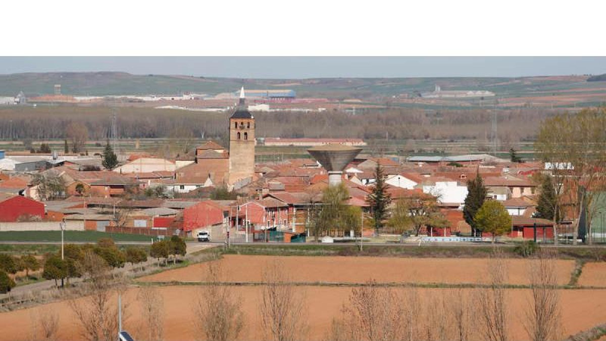 De izquierda a derecha y de arriba a abajo, plaza Mayor con la popular ‘mona’ y la iglesia parroquial al fondo, vista panorámica del pueblo, ermita de La Piedad, lavadero, grupo de pandereteras de Villademor y un palomar.