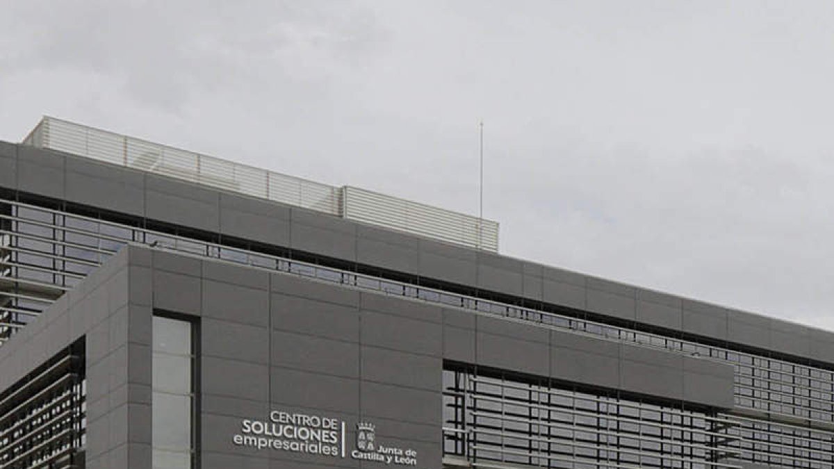 El polémico edificio está situado en Arroyo de la Encomienda, a la salida de Valladolid. EFE