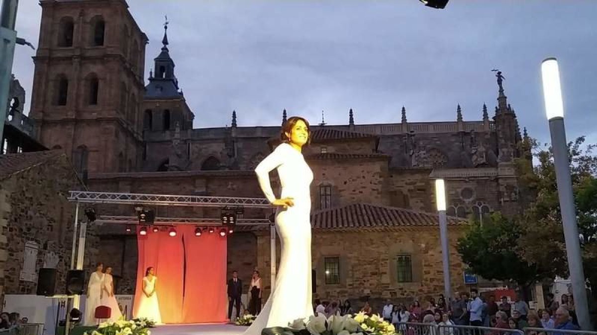 LOs vestidos de novia fueron los que más llamaron la atención durante el desfile de moda. DL
