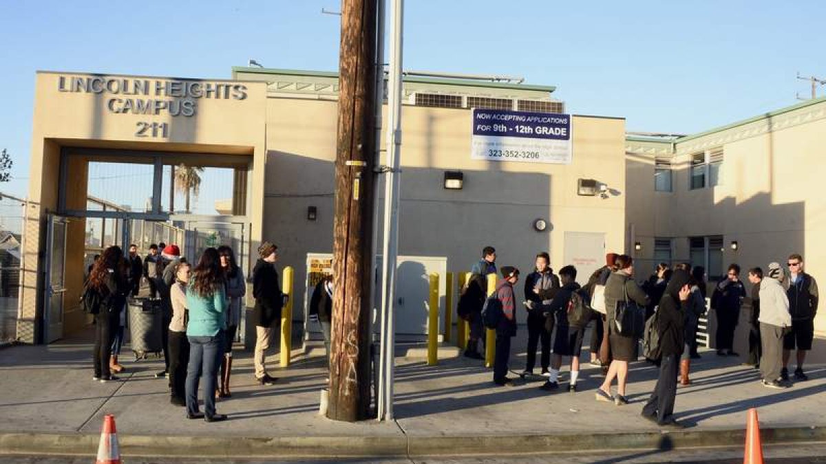 Los estudiantes de un colegio a las puertas del centro.