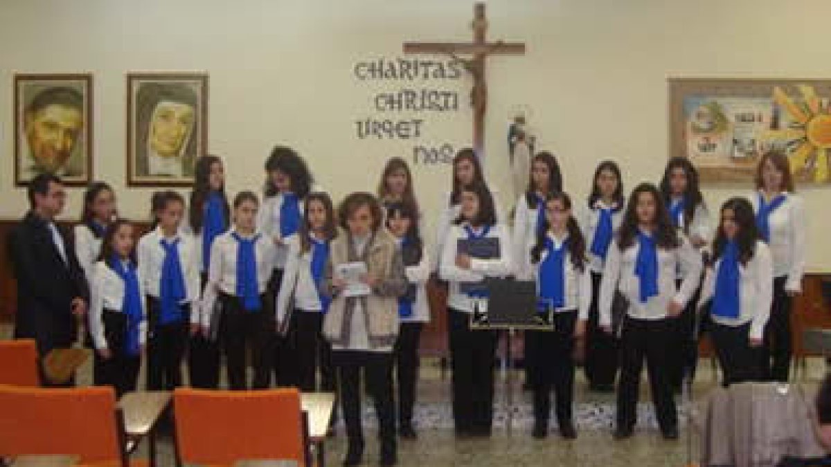 La coral Ordoño II inauguró el programa navideño.