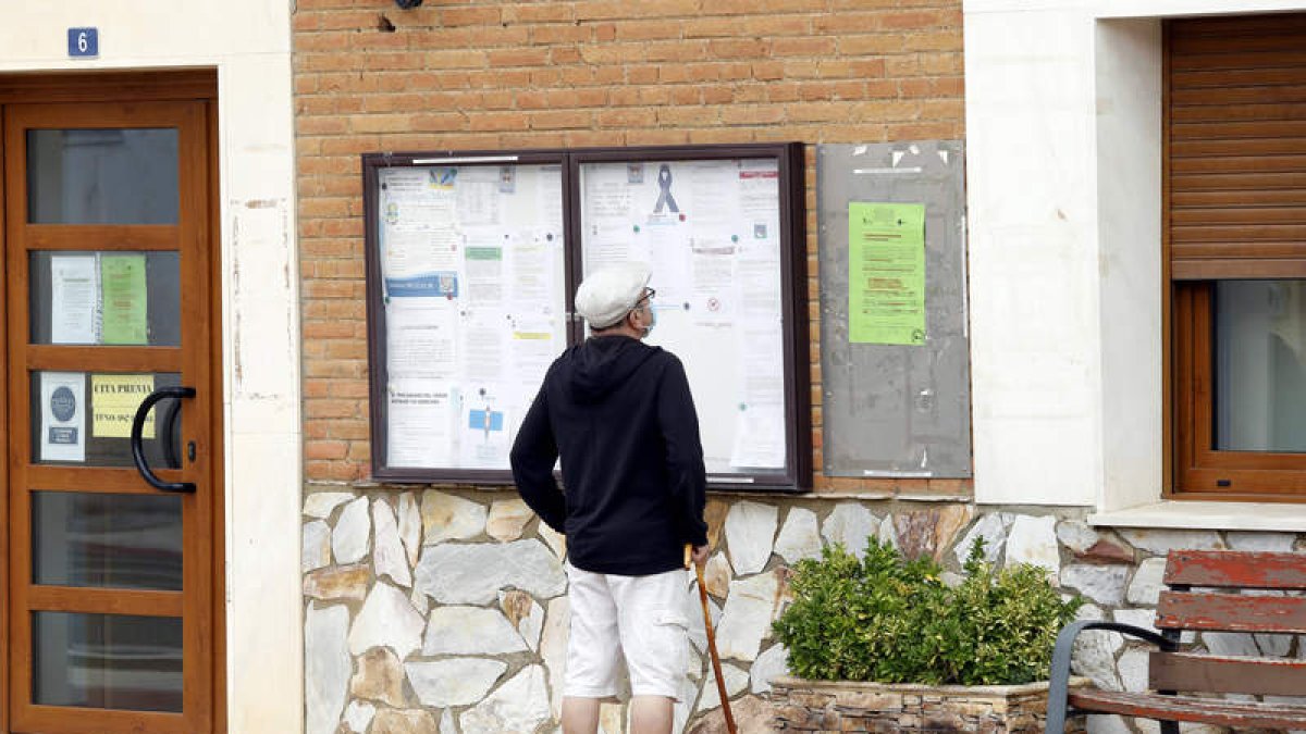 Un vecino de Santas Martas lee el comunicado remitido por el centro de salud. MARCIANO PÉREZ