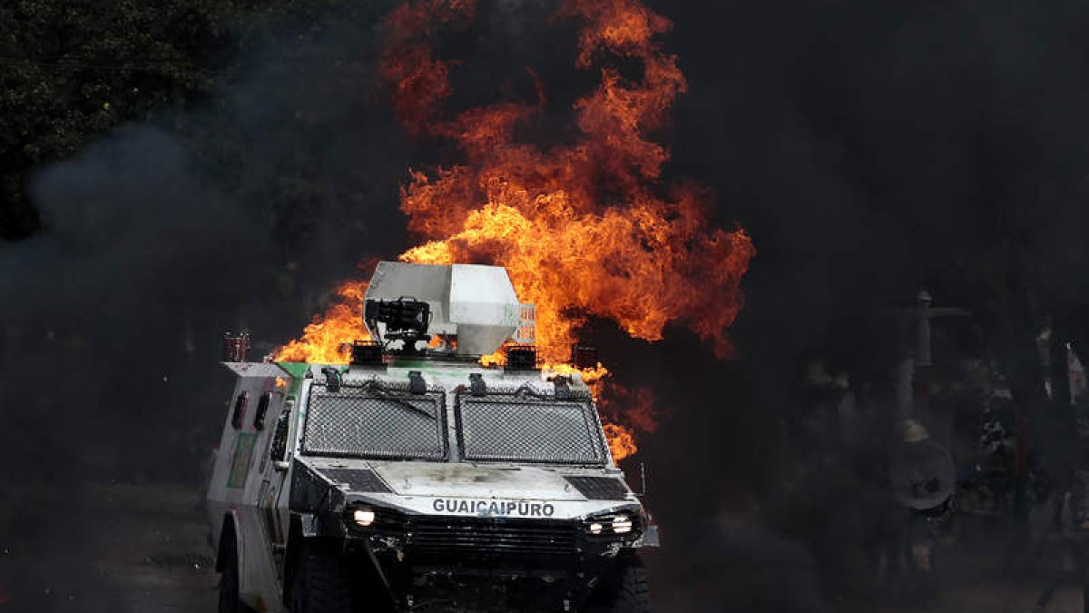 Un vehículo de la Guardia Nacional Bolivariana en llamas. PASCUALE GIORGIO