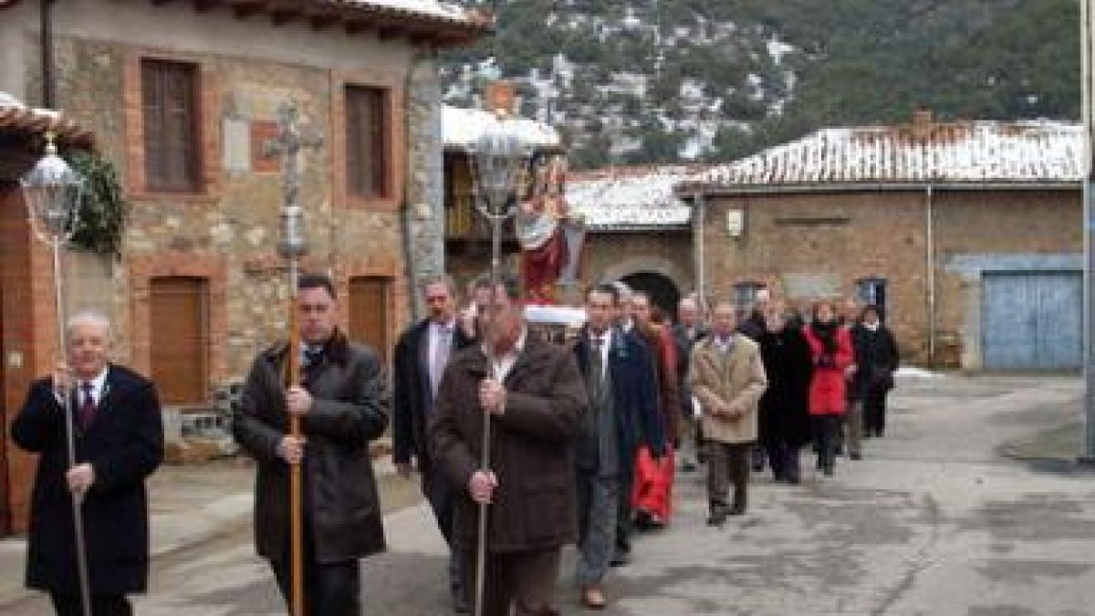 Marcos Martínez, en el centro con la cruz, presidió la procesión