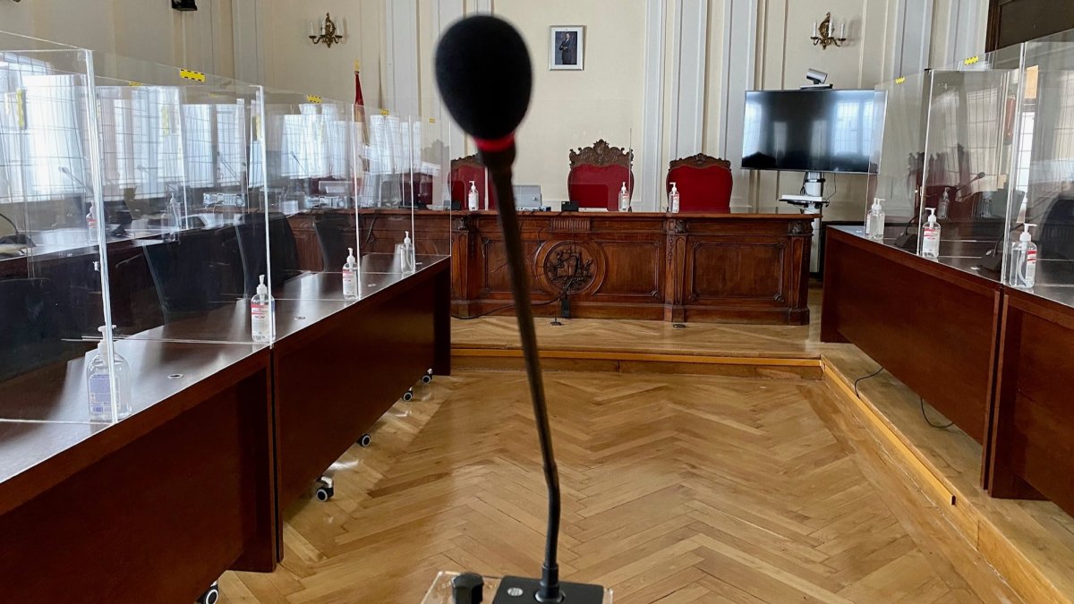 Una de las salas de vistas de la Audiencia Provincial. MÁZ