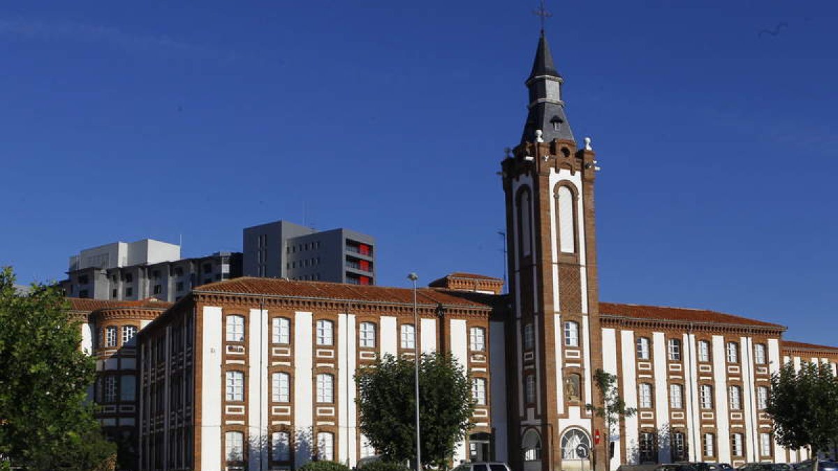 Imagen exterior del histórico edificio que alberga el viejo hospital San Antonio Abad. RAMIRO