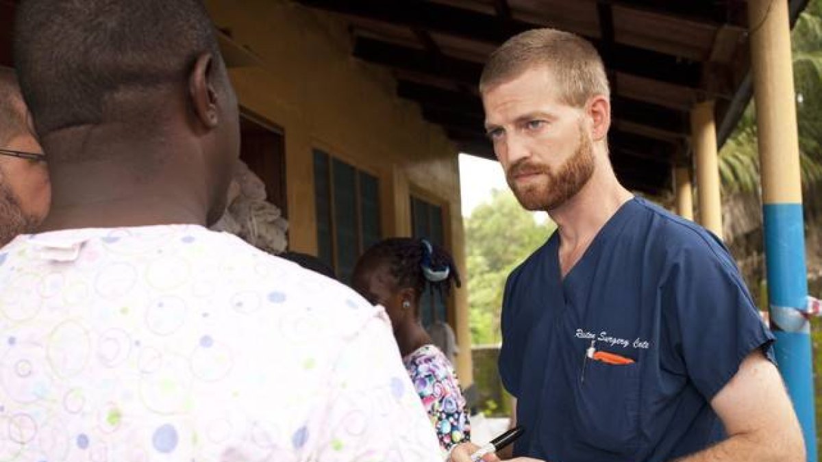 El doctor Kent Brantly, trabajando en el centro sanitario de Foya (Liberia).