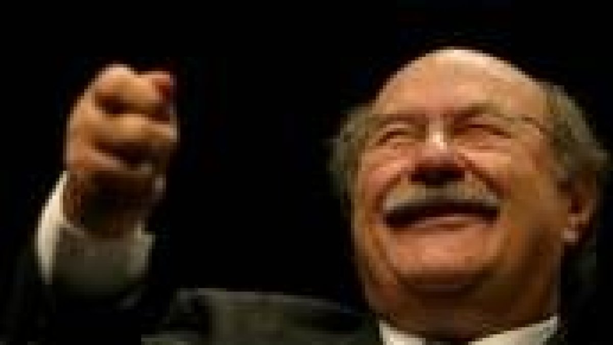 El escritor Antonio Skármeta, ayer, en Brasil