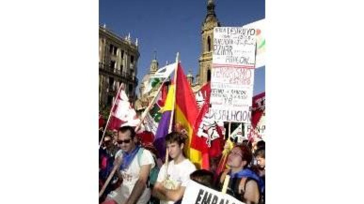 La Marcha llega a los puentes del Ebro en Zaragoza. Al fondo, el Pilar