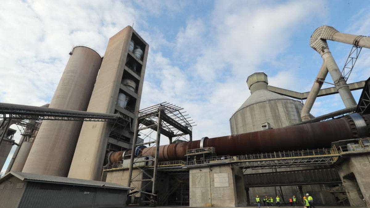 Instalaciones de la cementera de Cosmos, en Toral. L. DE LA MATA