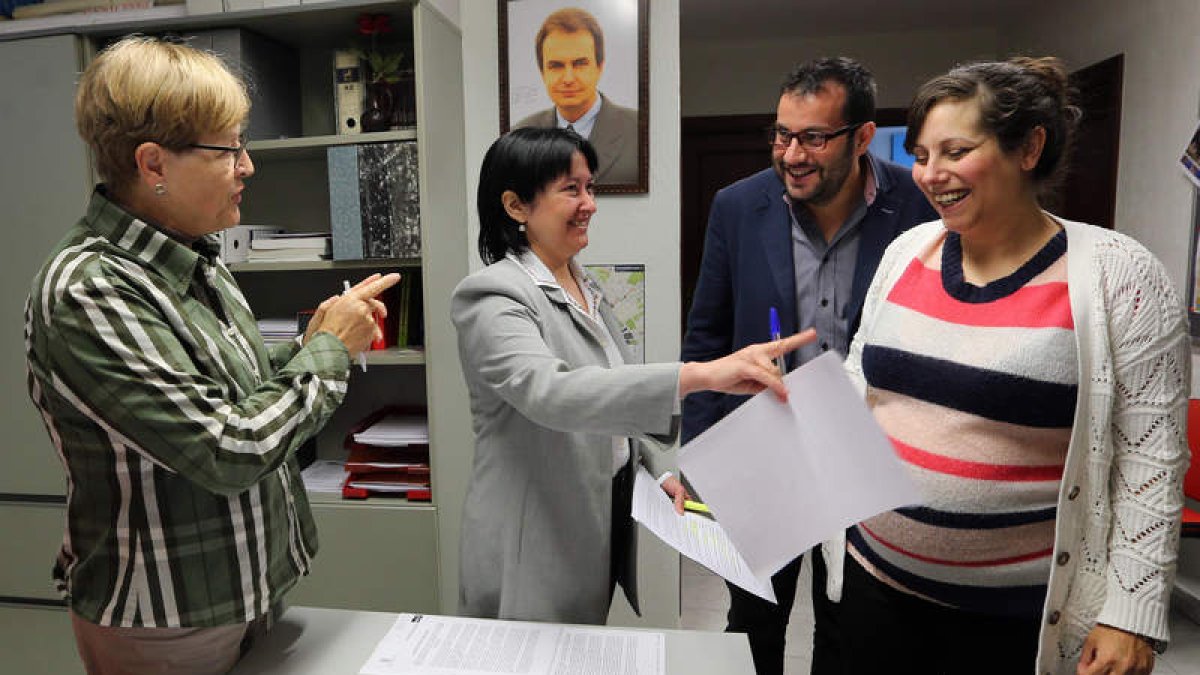 Rita Prada y Ángela Marqués, junto al senador Ibán García y la diputada Helena Castellanos.