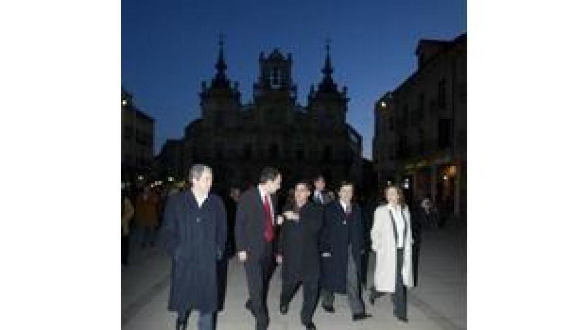 Zapatero conversa con el alcalde de Astorga durante su visita del viernes