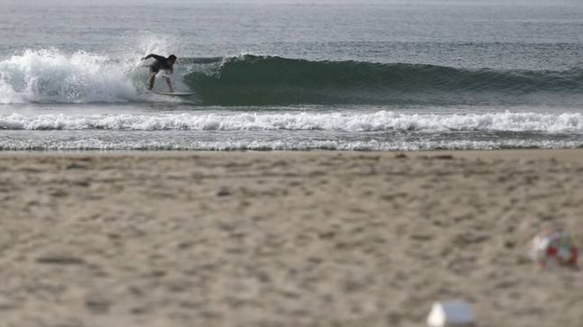 Un surfista se desliza sobre las olas en la playa de Toyama, a 50 kilómetros de la central nuclear de Fukushima.