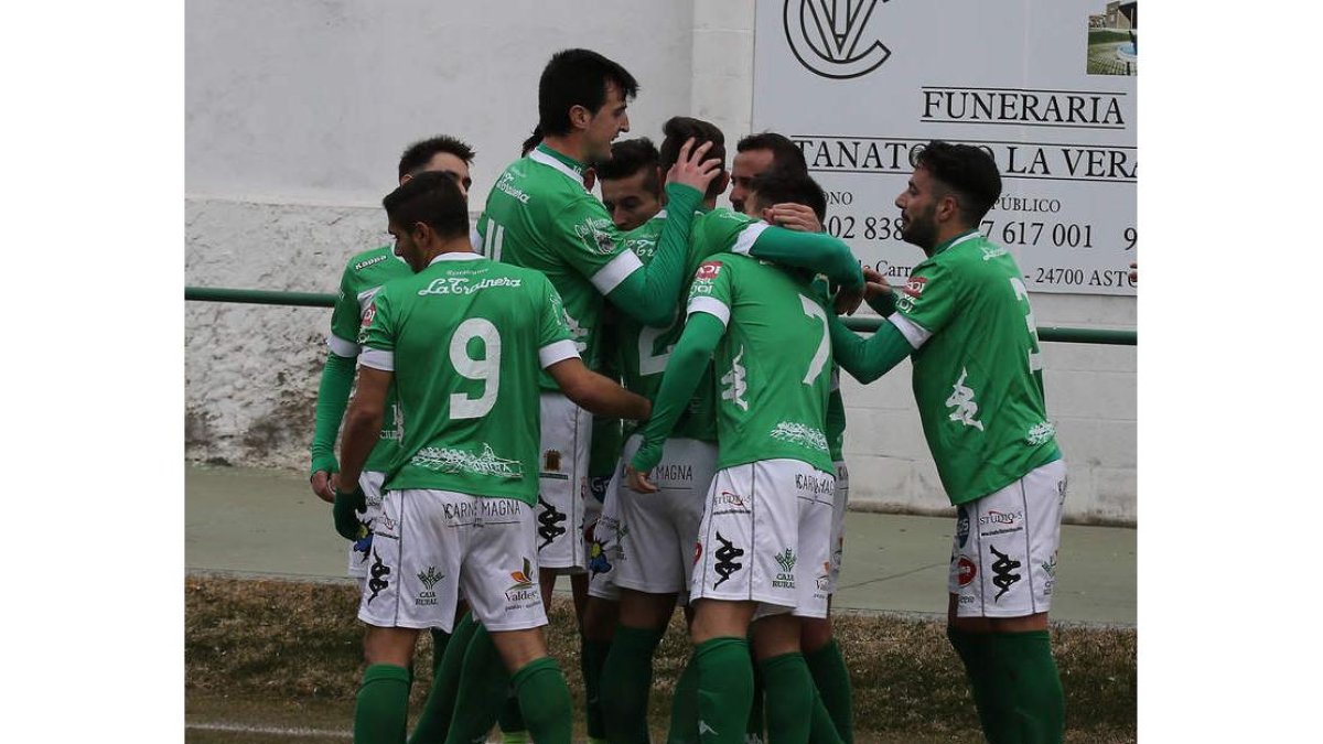 Los jugadores astorganos celebran el primer gol del partido materializado por Bandera tras un centro medido de Lago
