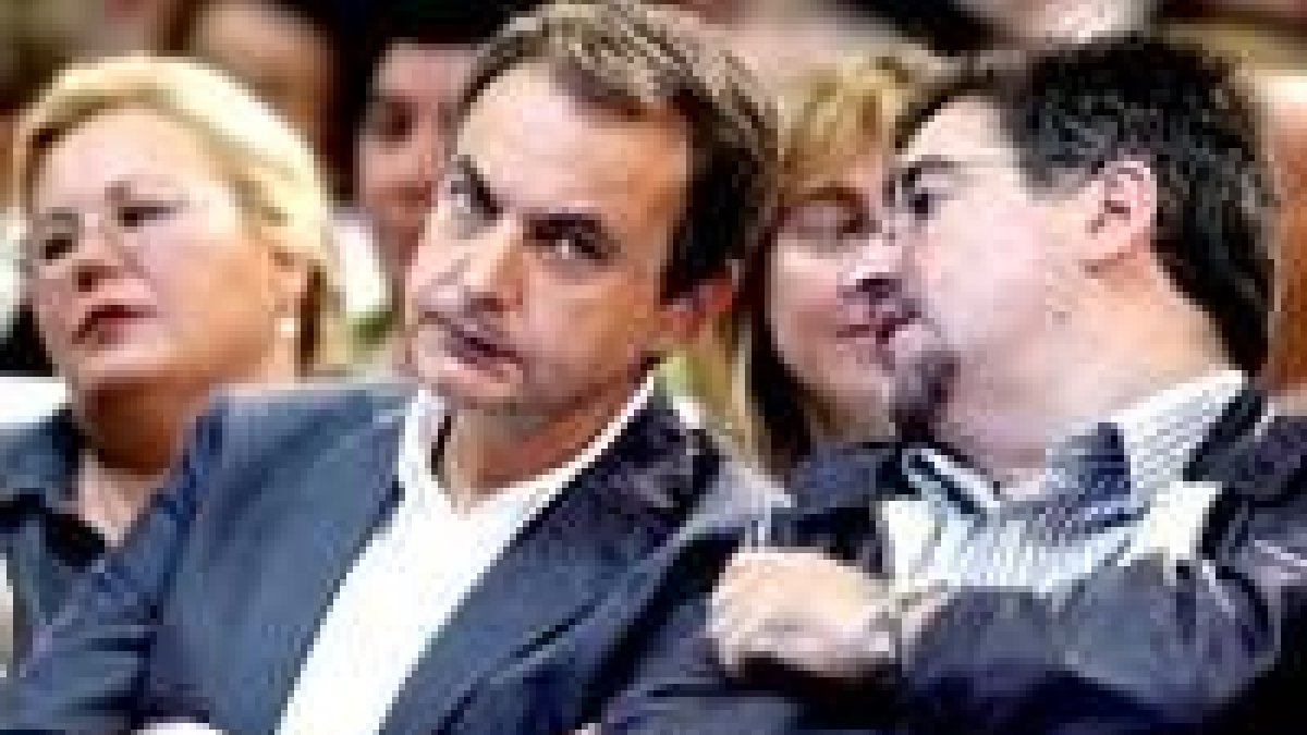 José Luis Rodríguez Zapatero y Jesús Eguiguren, durante el mitin socialista de ayer en Bilbao