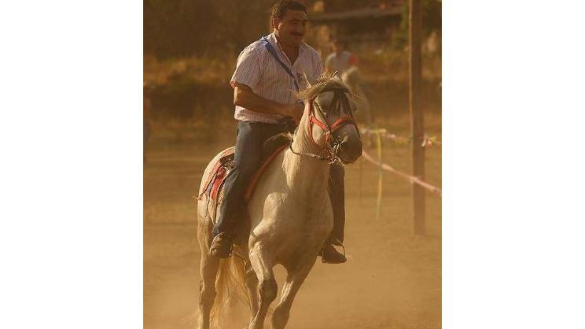 Uno de los jinetes que participó en la carrera de cintas de Riello