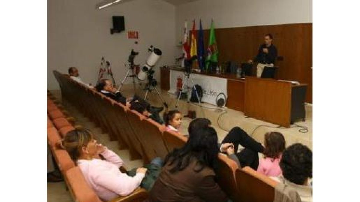 En la imagen uno de los actos de la asociación astronómica.