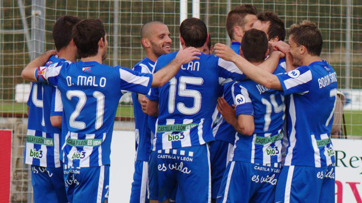 Los jugadores de la Deportiva celebran el tanto de Carlos Ruiz al filo del descanso que, a la postre, serviría para conseguir la victoria ante el filial del Atlético Osasuna en Tajonar.