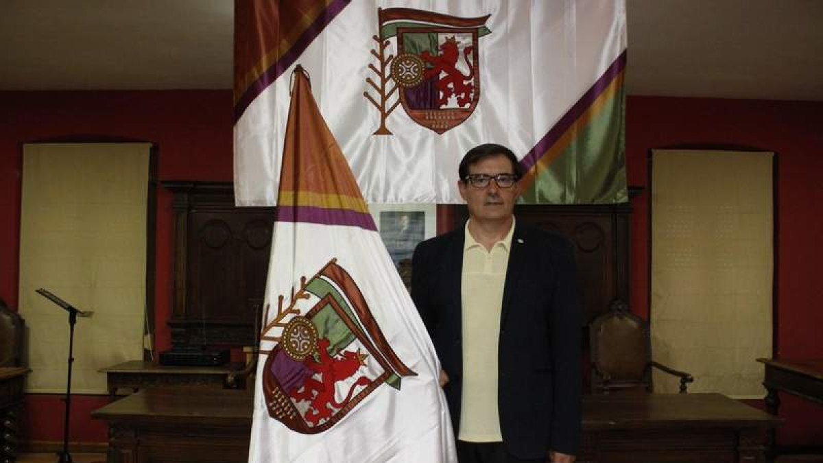 El historiador e investigador local Siro Sanz, quien asesoró en la conformación final de la bandera de Cistierna. CAMPOS