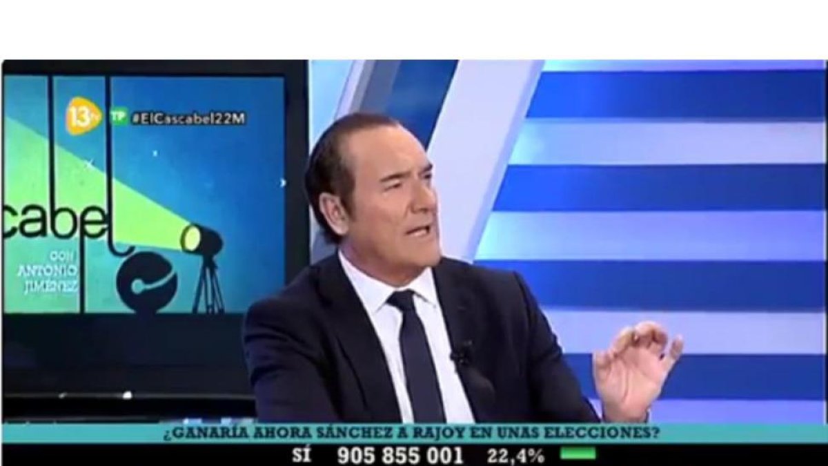 El presentador de 'El Cascabel' de 13TV, Antonio Jiménez, riéndose de lo sucedido en Manchester.