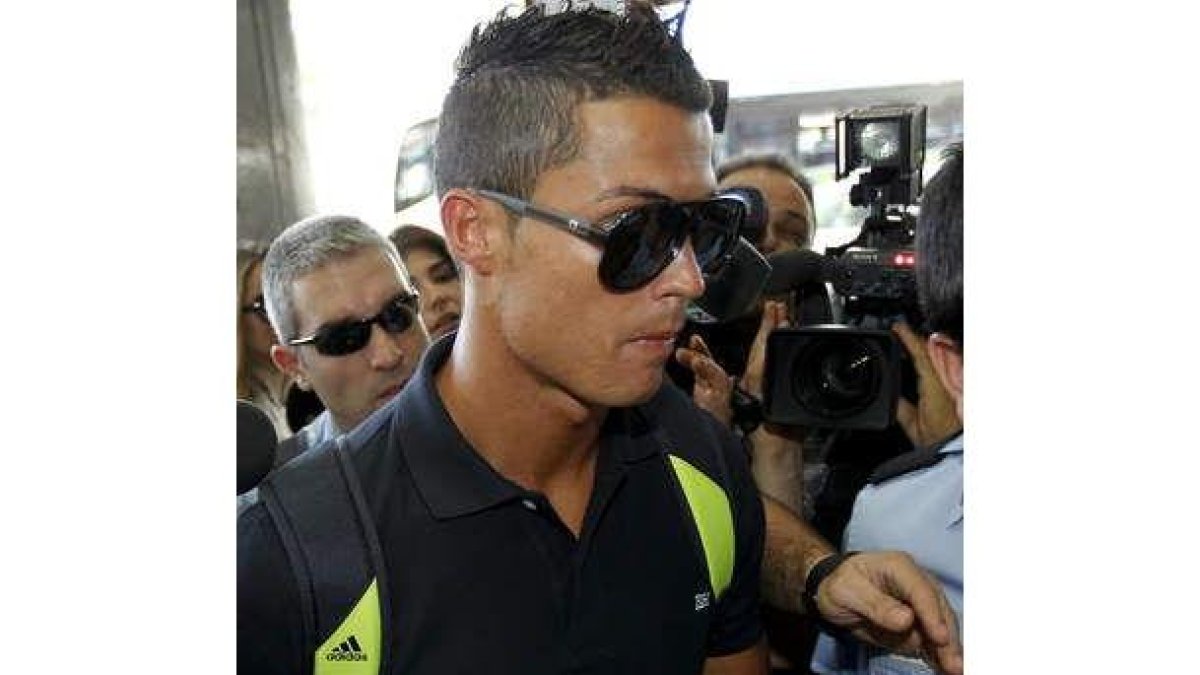 Cristiano Ronaldo a su llegada al aeropuerto de Barajas.