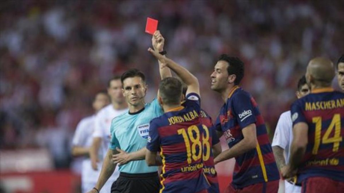 Del Cerro grande expulsa a Mascherano como último defensa en la final de Copa Barça-Sevilla.