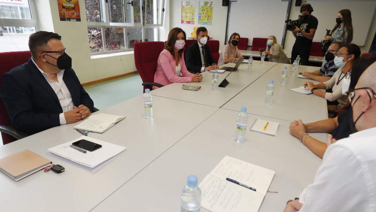 La consejera Ana Carlota Amigo, de rosa, durante la reunión que mantuvo ayer con los trabajadores del Inbiotec. RAMIRO