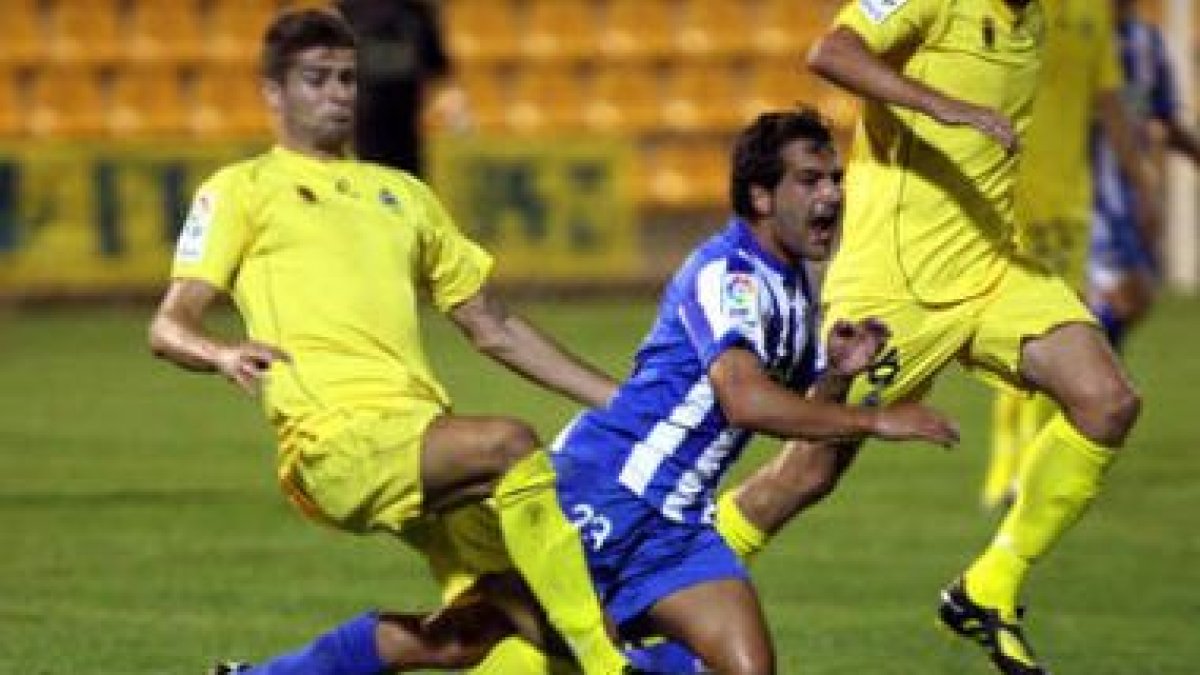 Saizar cae entre dos defensas cuando intentaba internarse en el área con el balón controlado.