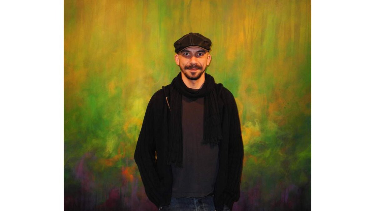 Jorge Adrados, delante de una de sus obras de gran formato.
