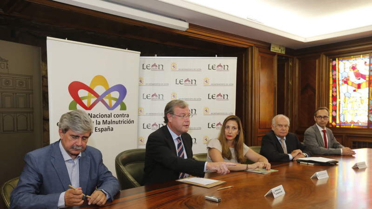 Marín, Silván, Alonso, Rodríguez y Blanco, ayer durante la firma de la adhesión a la Alianza. JESÚS