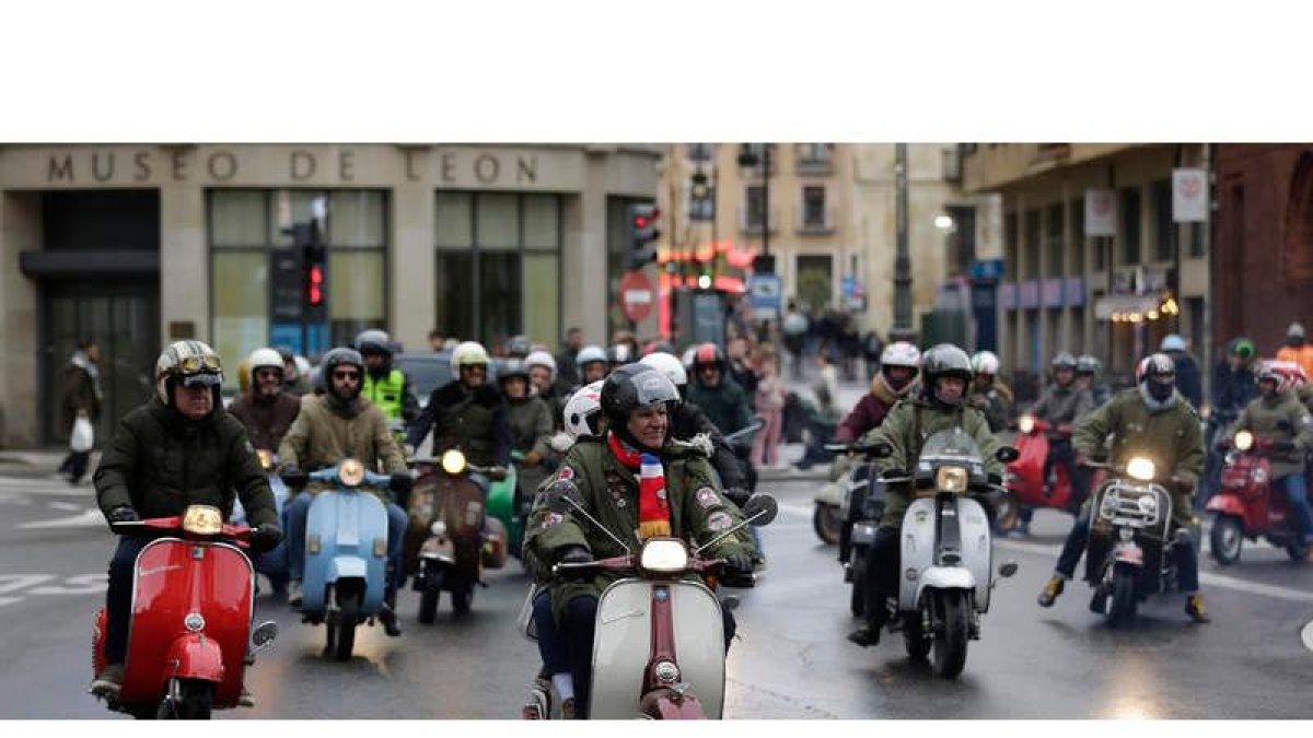 Medio centenar de vespas y lambretas tomaron parte en la tradicional ‘Scooter Run’ por las calles de León. FERNANDO OTERO
