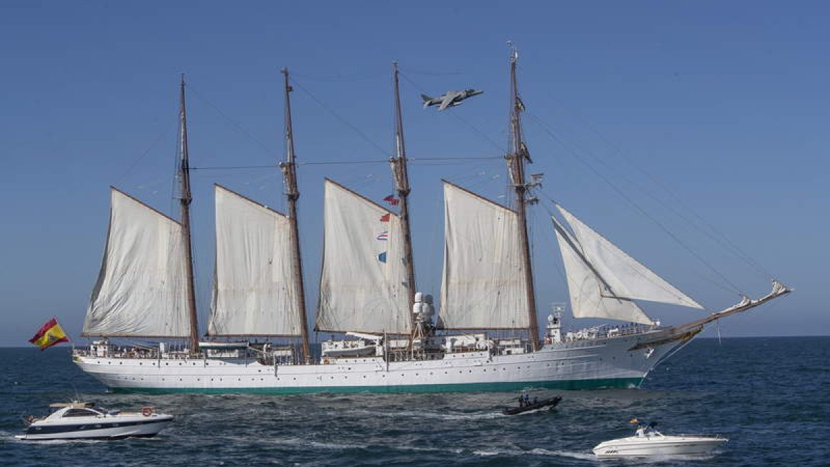 Embarcaciones de recreo navegan junto al buque escuela Juan Sebastián Elcano. ROMÁN RÍOS